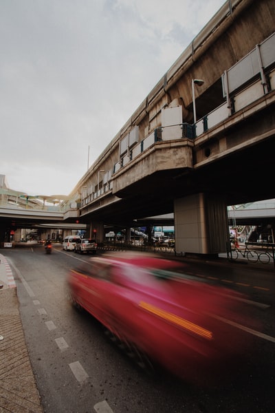 时间流逝汽车道路附近建筑的照片
